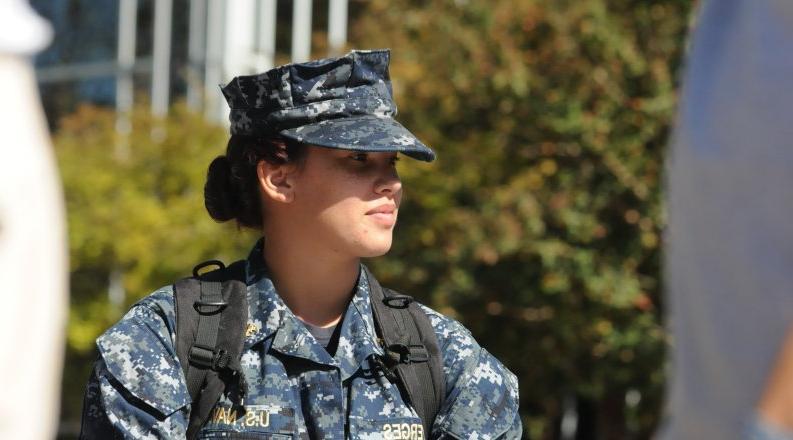 美国女性.S. 背着书包的海军疲劳